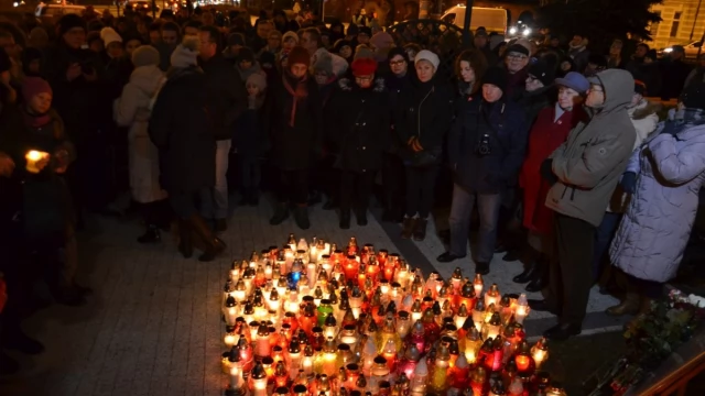 Tczew - Wybrzmiał dźwięk ciszy. Tczewianie pożegnali Pawła Adamowicza