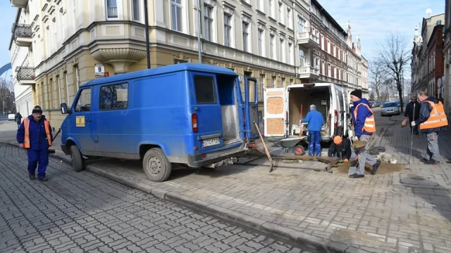 Tczew - Ruszyła wymiana kolejnych wiat przystankowych