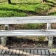 Tczew - Mieszkańcy sami malują ławki w parku "bo na syfie nie chcą siedzieć"