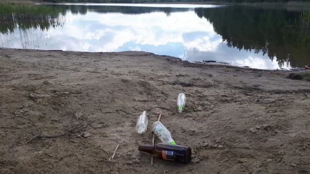 Tczew - Zamieniają plażę w śmietnik. Wstyd!