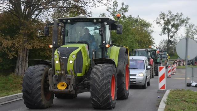 Tczew - Rolnicy wyszli na drogi. Kilkadziesiąt traktorów na rondzie łączącym dk 91 i 22