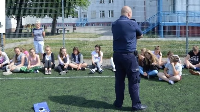 Tczew - Policjanci rozmawiali z uczniami o wakacyjnym bezpieczeństwie
