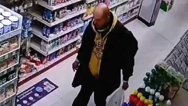 Tczew - Rozpoznajesz tych mężczyzn? Kamery złapały ich na gorącym uczynku