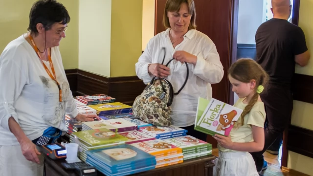 Tczew - Roksana Jędrzejewska-Wróbel z wizytą w Miejskiej Bibliotece Publicznej