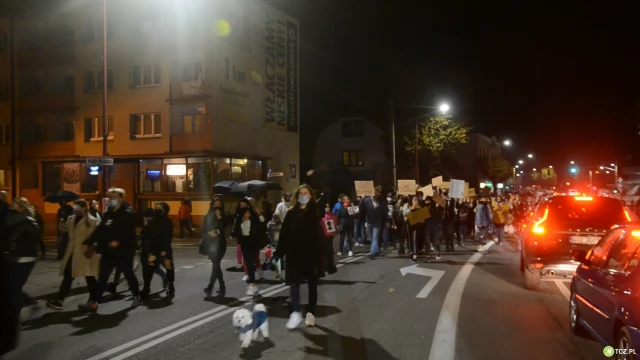 Tczew - Tłumy na ulicach Tczewa. Protest przeciw decyzji TK #PiekłoKobiet