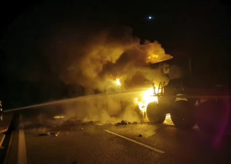 Tczew - Zablokowana autostrada A1 po nocnym pożarze dźwigu [AKTUALIZACJA]