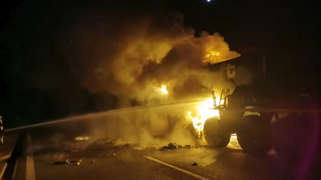 Tczew - Zablokowana autostrada A1 po nocnym pożarze dźwigu [AKTUALIZACJA]