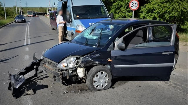 Tczew - Trzy rozbite auta, trzy osoby w szpitalu