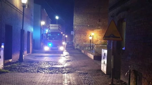 Tczew - Pożar na Wąskiej. Cztery zastępy gasiły ogień na poddaszu
