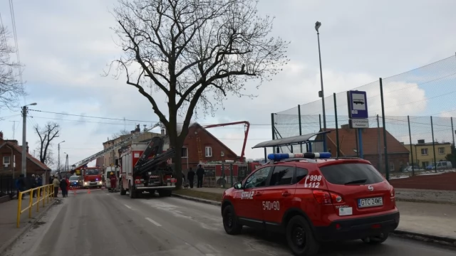 Tczew - Pożar na ulicy Czyżykowskiej. Trwa akcja gaśnicza, jedna osoba ranna