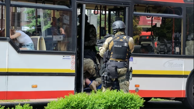 Tczew - Atak terrorystyczny na autobus - negocjacje przed ratuszem