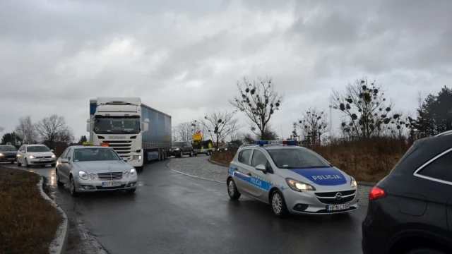 Tczew - Rolnicy wyjechali na drogi. Protest w Czarlinie