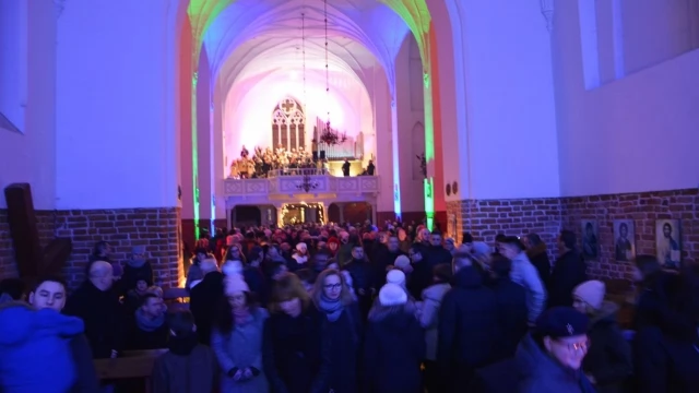 Tczew - Modlitwa, tort i sto lat na narodziny Jezusa. Pasterka w kościele szkolnym