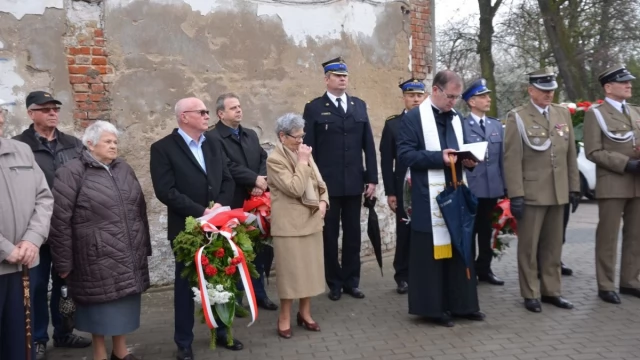 Tczew - Saperzy, którzy zginęli przy rozminowywaniu Tczewa, upamiętnieni