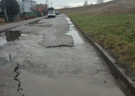 Tczew - Mieszkańcy ul. Partyzantów czekają na remont. "Stan krytyczny"