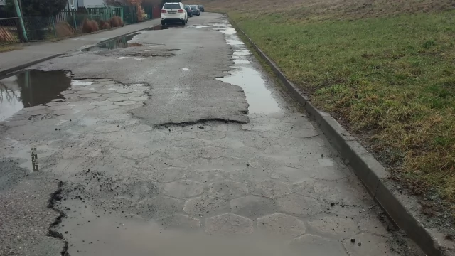 Tczew - Mieszkańcy ul. Partyzantów czekają na remont. "Stan krytyczny"