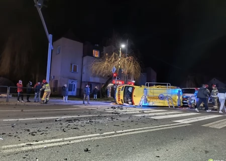 Tczew - Zderzenie trzech aut na Wojska Polskiego - karetka leży na boku [WIDEO]