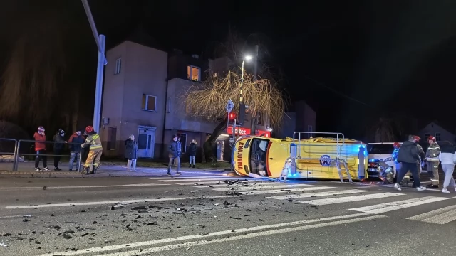 Tczew - Zderzenie trzech aut na Wojska Polskiego - karetka leży na boku [WIDEO]