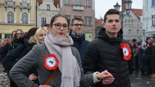 Tczew - Tczewscy maturzyści zatańczyli poloneza na ulicach starówki [DUŻO ZDJĘĆ]