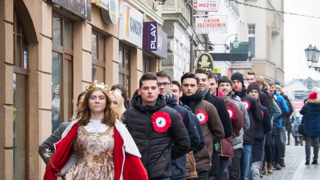 Tczew - Tczewscy maturzyści zatańczyli poloneza na ulicach starówki [DUŻO ZDJĘĆ]