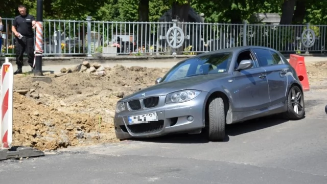Tczew - Osobowe BMW w wykopie na terenie budowy ronda