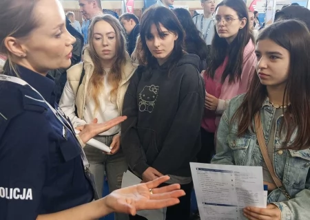 Tczew - Podczas Targów Pracy zachęcali do wstąpienia do służby
