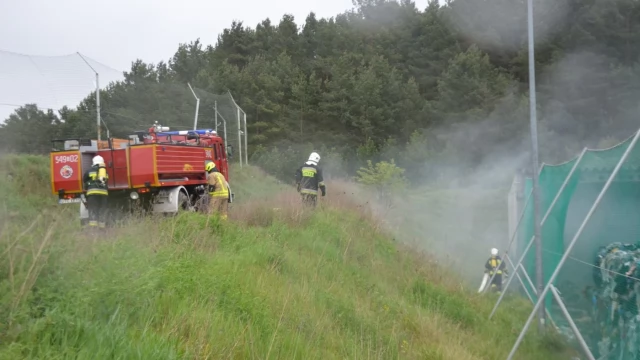 Tczew - Pożar na placu sortowani odpadów ZUOS - kilka zastępów walczy z ogniem