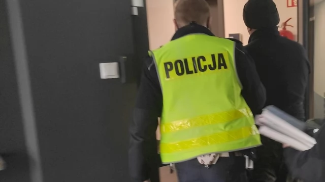 Tczew - Pijany kierowca TIRa niósł w ręce butelkę wódki