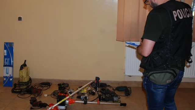 Tczew - Skradzione narzędzia próbowali zakopać w piwnicy