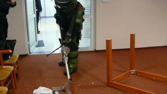 Tczew - 2,5 kilograma trotylu i kałasznikow - "rycerz nocy" sterroryzował pracowników starostwa