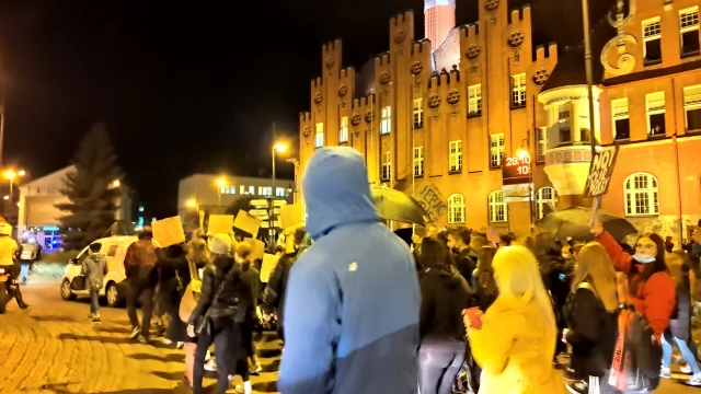 Tczew - Protesty ws. aborcji nie ustają. "Wybaczcie utrudnienia, Tczew ma rząd do obalenia" [FILM]