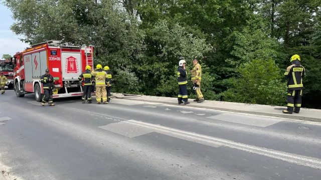Tczew - Kolbudy - ciężarówka spadła z mostu. Na pomoc specjalna grupa z Tczewa