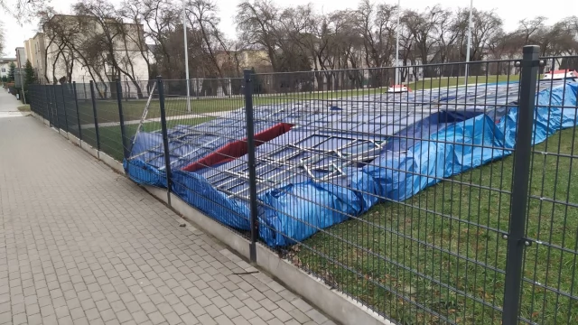 Tczew - Powalone drzewa, wypadek, poderwane pokrycia dachów - trwa usuwanie skutków wichury