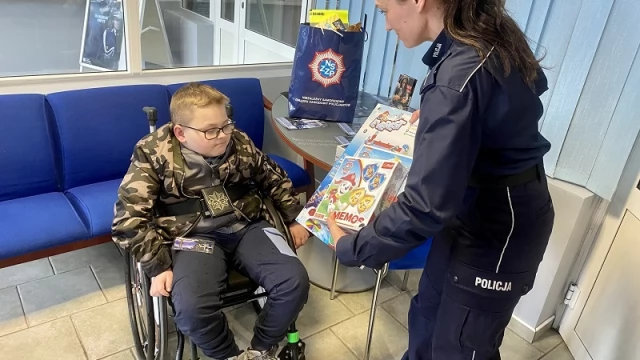 Tczew - Policjanci spełnili marzenie 8-letniego Dominika