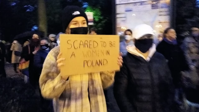 Tczew - Tłumy na ulicach Tczewa. Protest przeciw decyzji TK #PiekłoKobiet