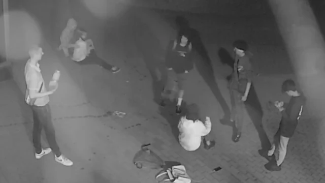 Tczew - Policja ustala, kto zniszczył elewację hali sportowej. Znasz te osoby?