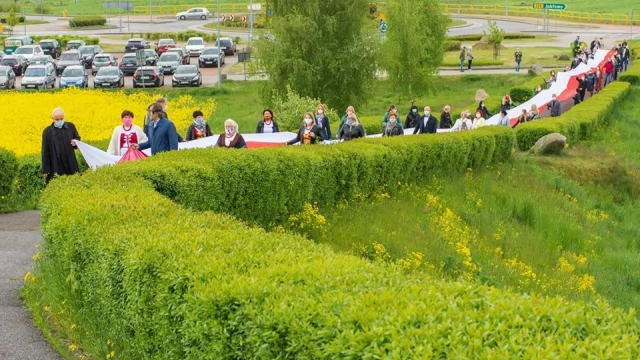 Tczew - Stumetrowa flaga na stulecie urodzin Jana Pawła II