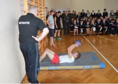 Tczew - Młodzież ze szkoły w Swarożynie przygotowuje się do służby w policji