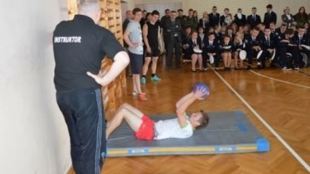 Tczew - Młodzież ze szkoły w Swarożynie przygotowuje się do służby w policji
