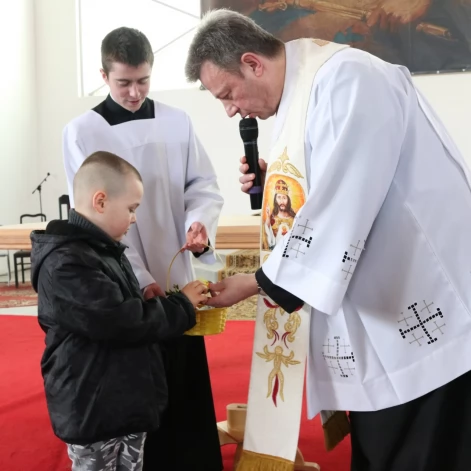 Tczew - Tłumy wiernych ze święconką w tczewskich kościołach