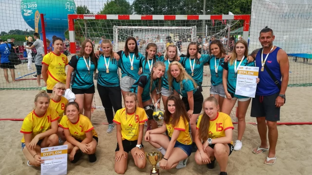 Tczew - Brązowy medal Samborzanek na Młodzieżowych Mistrzostwach Polski w Piłce Ręcznej Plażowej w Szczecinie
