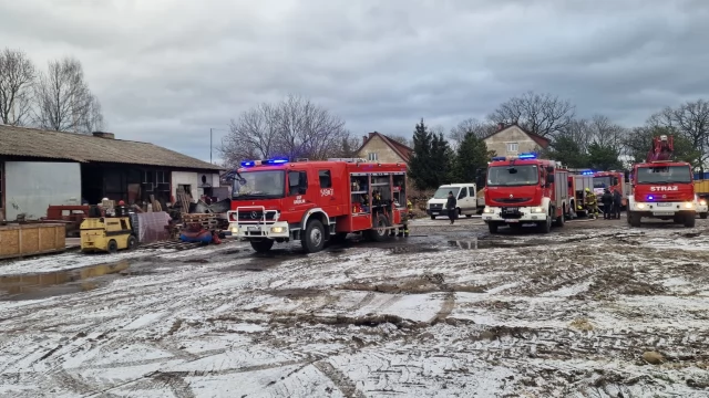 Tczew - Dziesięć zastępów strażackich gasiło pożar hali