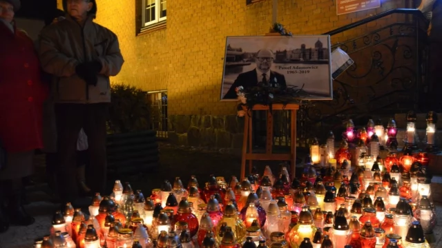 Tczew - Wybrzmiał dźwięk ciszy. Tczewianie pożegnali Pawła Adamowicza