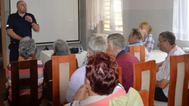 Tczew - Policjanci uczyli seniorów, jak nie dać się oszustom