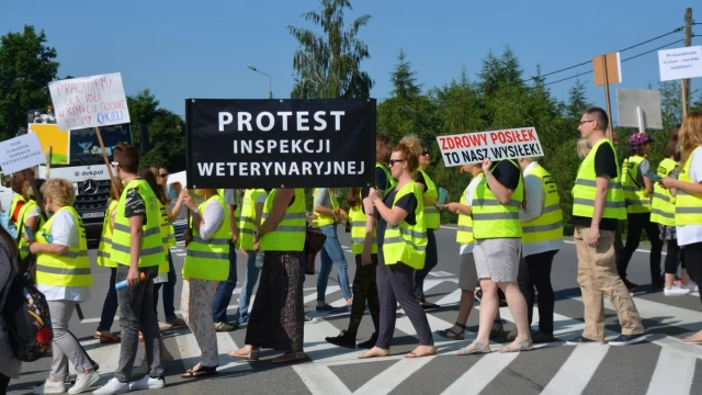 Tczew - Pracownicy inspekcji weterynaryjnej zablokowali dk 22. Walczą o godne płace