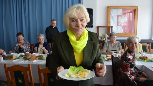 Tczew - Starsi i samotni zasiedli przy wielkanocnym stole