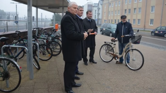 Tczew - Wiata rowerowa przy dworcu gotowa
