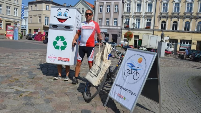 Tczew - Przejechał rowerem z lodówką wzdłuż Wisły. Po co?