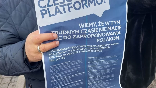 Tczew - "Cześć Platformo". Działacze PiS przed biurem PO. Co się stało?
