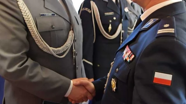 Tczew - Tczewscy policjanci z medalami 30-lecia powstania NSZZ